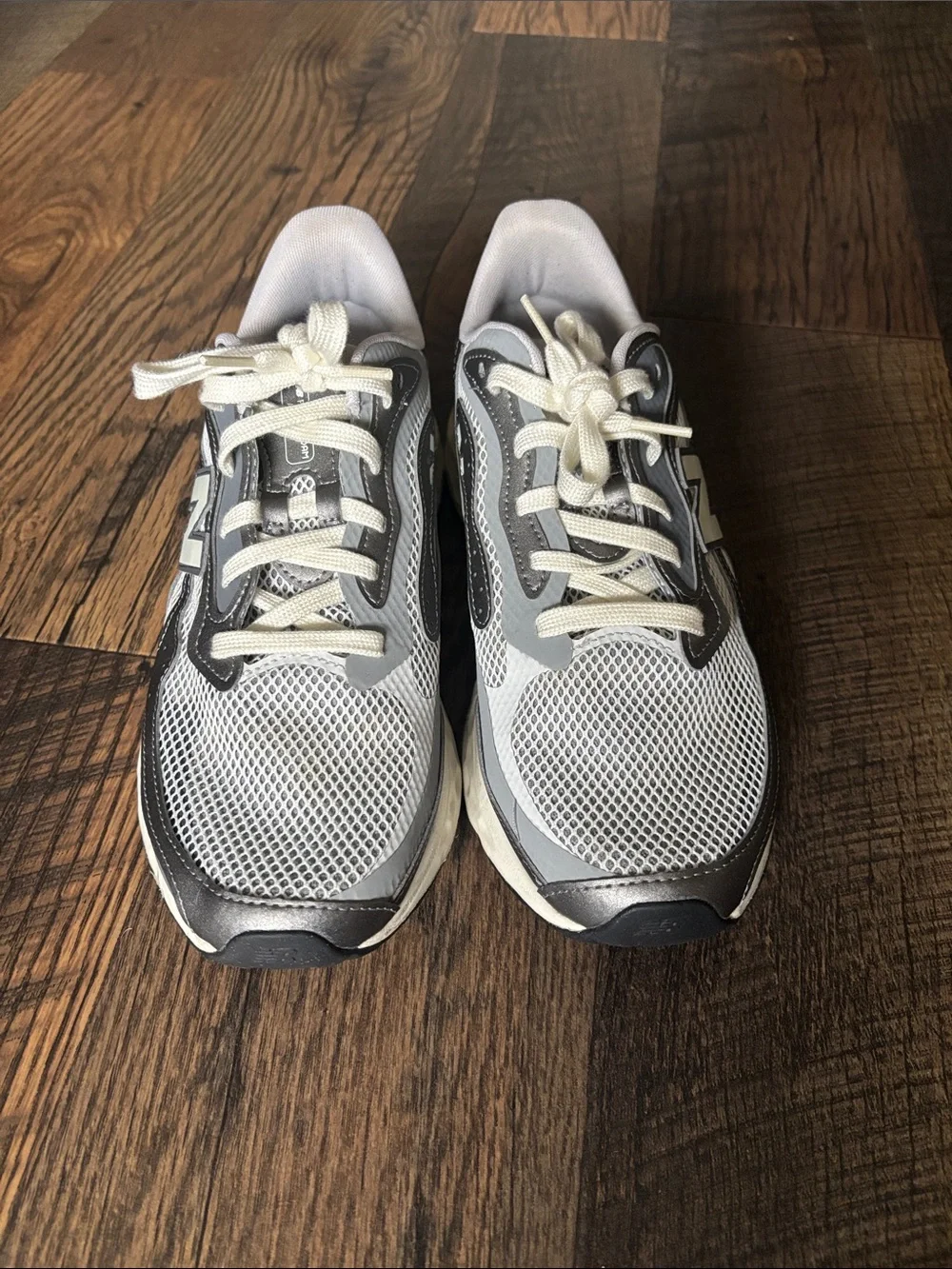New Balance Fresh Foam Arishi v4 Sneaker Silver Metallic Unisex 10M or 11.5W
